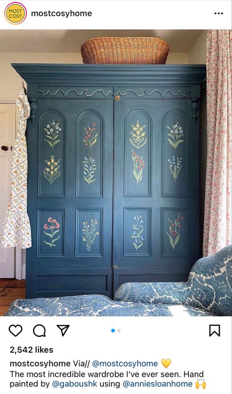 Painted Wardrobe, Interior Murals, Deco Paint, Stencil Decor, Painted Cupboards, Diy Furniture Renovation, Painting Furniture Diy, Furniture Renovation, Painted Doors