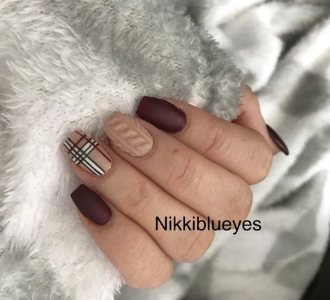 Short Fall Plaid Nails, Brown Plaid Nails Acrylic, Fall Nails Flannel Design, Burberry Sweater Nails, Fall Plaid Nails 2022, Fall Nail Designs Sweater, Christmas Nails Flannel, Plaid Short Nails, Brown Flannel Nails