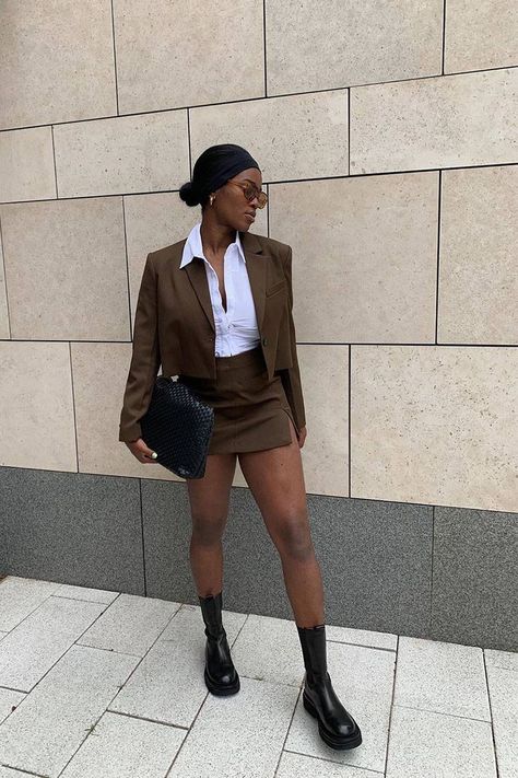 How To Style Chelsea Boots, Chelsea Boot Outfit, Combat Boots Shorts, Fall Boot Trend, Best Ankle Boots, Chelsea Boots Outfit, Engagement Photo Outfits Fall, Chunky Chelsea Boots, Fall Boots Outfit