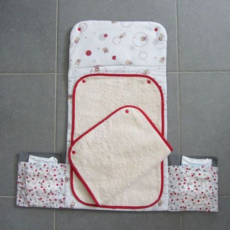 How to Sew Your Own Baby Changing Mat - Craft projects for every fan! Diy Diaper Bag, Couture Bb, Baby Changing Pad, Diy Bebe, Baby Changing Mat, Baby Couture, Sewing Business, Baby Sewing Projects, Kids Couture