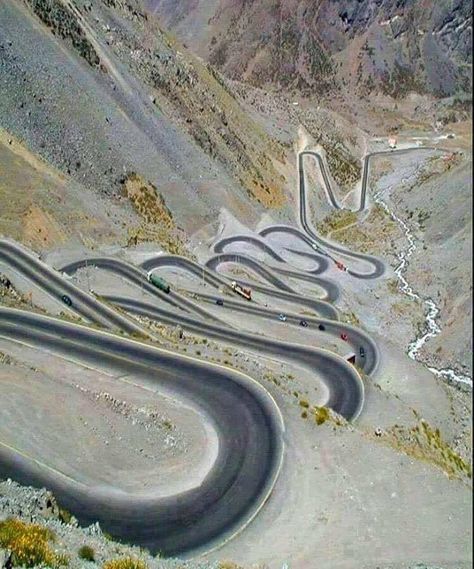 This mountain road is in the Andes between Argentina and Chile. Its name is Paso Del Cristo Redentor, but locals call it Los Caracoles, which means "Snail's Pass". Chile Mountains, Dangerous Roads, Beautiful Roads, Andes Mountains, Winding Road, 웃긴 사진, Incredible Places, Salzburg, Places Around The World