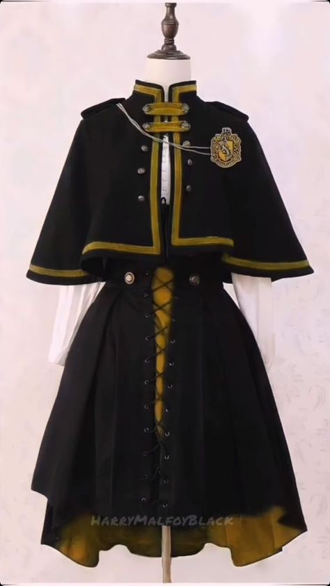 Hufflepuff Uniform, Harry Potter Houses Outfits, Hufflepuff Outfit, Hogwarts Uniform, Gaun Abad Pertengahan, Stile Harry Potter, Hogwarts Outfits, Harry Potter Hufflepuff, Harry Potter Houses