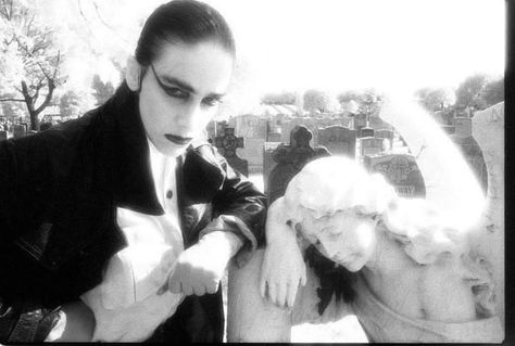 (noir) Diamanda Galas, Klaus Nomi, Rigor Mortis, Pop Culture Fashion, Goth Bands, Goth Music, Roxy Music, Youtube Banner, My Funny Valentine