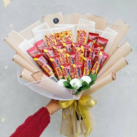 coklat silverqueen bucket Candy Gifts Diy, Bucket Ideas, Bouquet Tutorial, Logo Design Collection, Wedding Gifts Packaging, Flower Bouquet Diy, Gifts Wrapping Diy, Gift Bouquet, Diy Bouquet