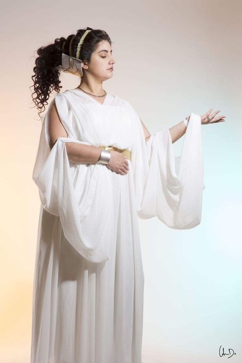 Ancient Greek Dress, Greek Chiton, Ancient Greece Fashion, Ancient Greek Costumes, Greek Toga, Greek God Costume, Roman Clothes, Greek Dress, Greek Costume