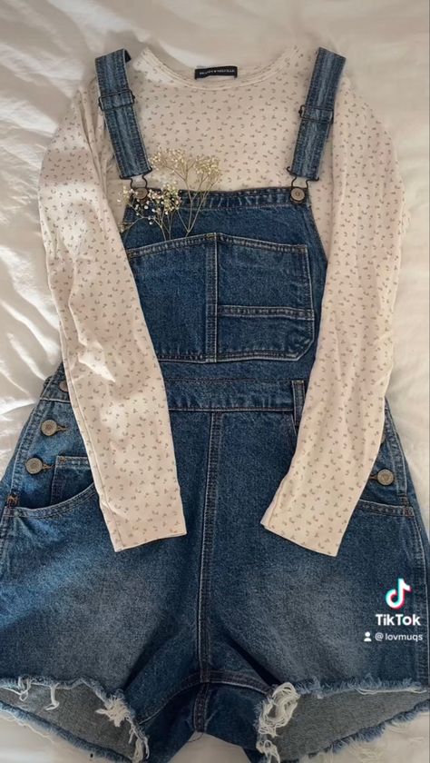 Cute Old School Outfits, Baker Outfit Aesthetic, Abbycore Outfits, Garden Aesthetic Outfit, Gardening Outfit Aesthetic, Garden Outfit Aesthetic, Spring Overalls, Girly Aesthetic Outfit, Cute Overall Outfits