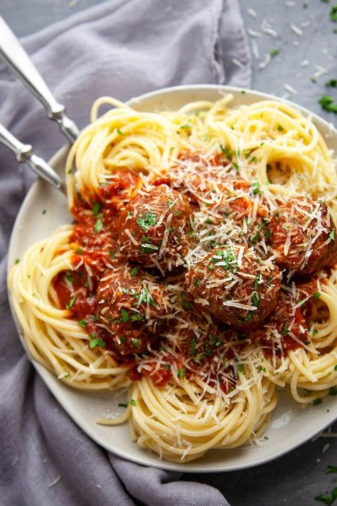 Seriously the best Spaghetti and Meatballs recipe I have ever tried. Sharing my secrets to the most juicy, tender Italian meatballs, simmered in a homemade marinara sauce. #easy #spaghettiandmeatballs #italian #pasta #best #homemade #recipe #beef #dinner #classic Spagetti And Meatball Recipe, Best Spaghetti And Meatballs, Spaghetti And Meatballs Recipe, Homemade Italian Meatballs, Homemade Marinara Sauce, Best Spaghetti, Recipe Beef, Marinara Sauce Homemade, Pasta Fatta In Casa