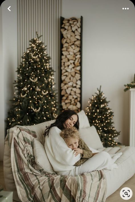 Black Wall Christmas Photoshoot, Cozy Christmas Mini Session, Xmas Studio Photo Ideas, Living Room Christmas Photo Shoot, Christmas In Home Photo Shoot, Christmas Photoshoot Home, Lifestyle Christmas Photoshoot, Winter Studio Photoshoot, Home Christmas Pictures