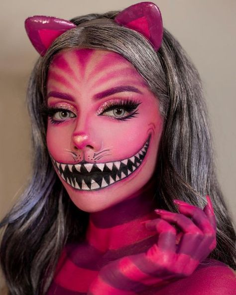 15 Ideias de Makes de Halloween Inspiradas em Personagens Full Face Face Paint, Alice In Wonderland Cat Makeup, Halloween Character Makeup Ideas, Theatrical Makeup Ideas, Halloween Disney Makeup, Halloween Make Up Ideas Creative, Cool Makeup Looks Creative Halloween, Alice In Wonderland Makeup Ideas, Halloween Looks Makeup