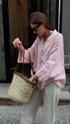 Vacation Outfits Paris Summer, Pink Shirt Summer Outfit, Loose Summer Clothes, Linen Clothing Aesthetic, Pink Linen Shirt Outfit Women, Pink Linen Shirt Outfit, Pink Shirt Outfit Aesthetic, Linen Blouse Outfit, Pink Linen Shirt