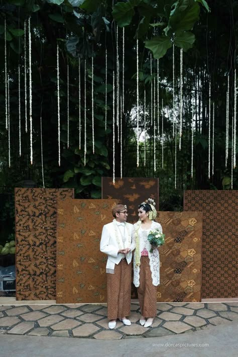 Traditional Java Wedding by Dalang Indonesia - 001 Pelaminan Jawa, Batik Wedding, Photobooth Decor, Event Background, Javanese Wedding, Wedding Reception Outfit, Indonesian Wedding, Garden Party Theme, Nikah Dress