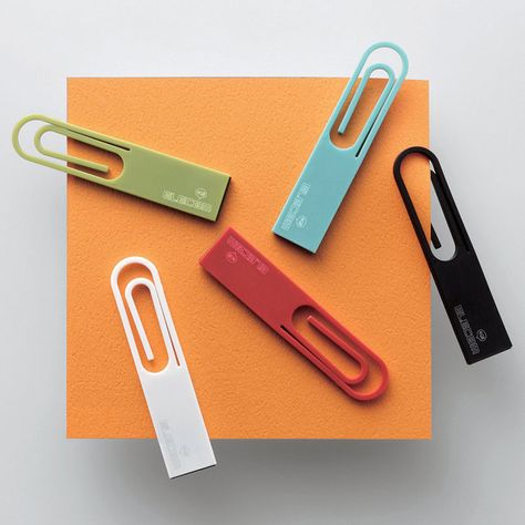 japanese studio nendo has designed the 'data clip' a USB key in the shape of a paperclip for elecom. Usb Keys, Usb Design, Design Websites, Storage Devices, Design Jobs, Pen Drive, Usb Drive, Cool Tech, Paper Clips