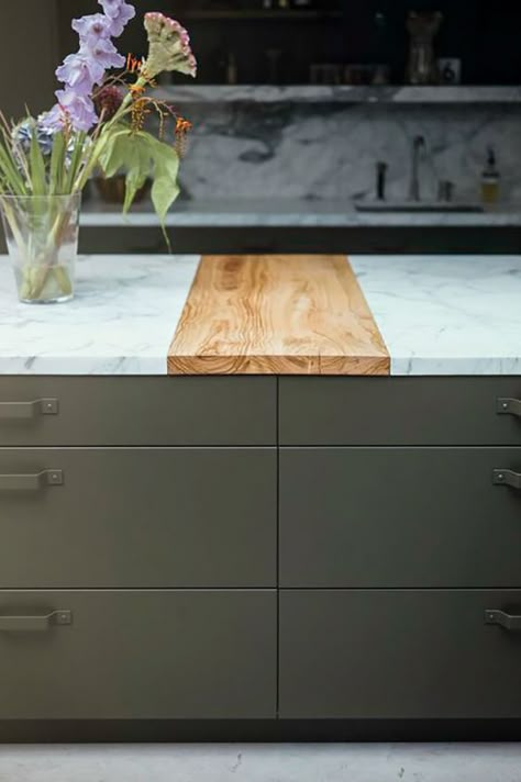 7 Fresh New Kitchen Trends We're Obsessed With - Camille Styles Kitchen Renovations, Kitchen Trends, Ikea Kitchen, Kitchen Pantry, Cheap Home Decor, Contemporary Kitchen, Diy Kitchen, Kitchen Counter, Home Decor Kitchen