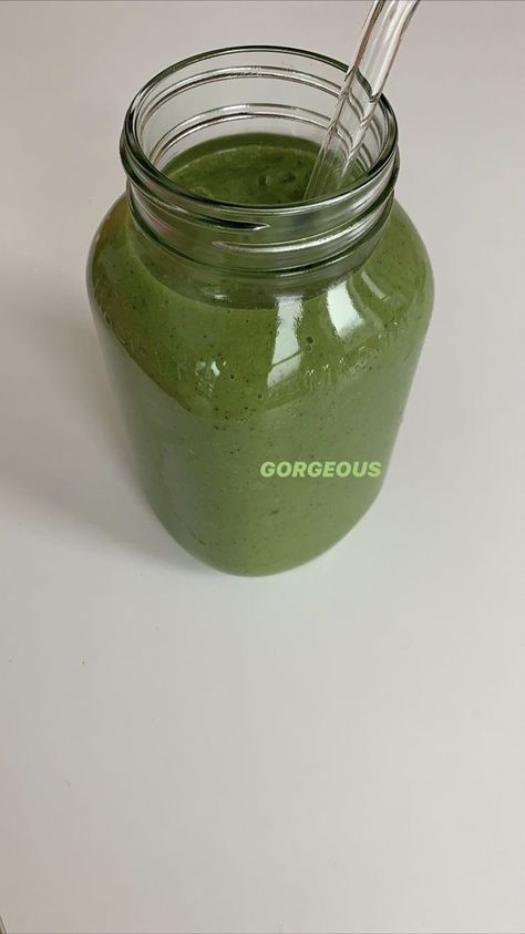 Jugo Verde Aesthetic, Verde Aesthetic, Fruit Smoothie Recipes Healthy, Crystals For Manifestation, Wellness Inspiration, Healthy Girl, Green Juice, Fruit Smoothies, Green Aesthetic