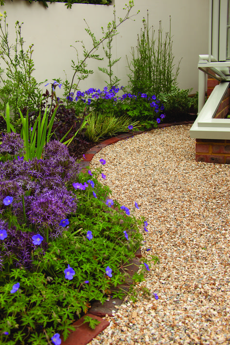 14mm Golden Gravel Golden Gravel Garden, Golden Gravel, Front Garden Design, Gravel Garden, Mountain Lodge, Veggie Garden, Garden Room, Front Garden, House Front