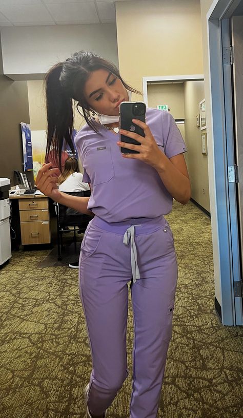 Scrubs And Tshirt Outfit, Purple Scrubs Aesthetic, Nurse Fit Check, Dental Receptionist Outfit, Scrub Outfit Ideas, Medical Receptionist Outfit, How To Style Scrubs, Medical Assistant Outfit, Nurses Outfits