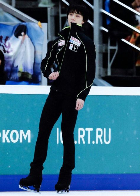 Just few pictures and gifs from Yuzuru because... it's Yuzuru...     … #random #Random #amreading #books #wattpad Skater Pose Reference, Skater Pose, Javier Fernandez, Yuri Katsuki, Ice Skaters, Human Reference, Body Reference Poses, Human Poses Reference, Skating Outfits