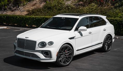 Bentley Auto, Uni Apartment, Bentley Suv, Cars Garage, Luxury Car Photos, Luxury Helicopter, Bentley Bentayga, Bentley Car, Car Goals