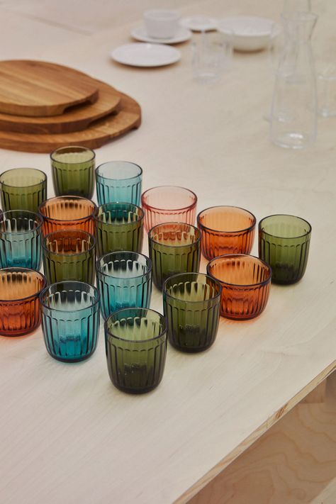 Kitchen Dinnerware Ideas, Scandi Interior Design, Alaska House, Colorful Glassware, Colorful Dinnerware, Scandi Interiors, Kitchen Guide, Menu Designs, Colored Glasses