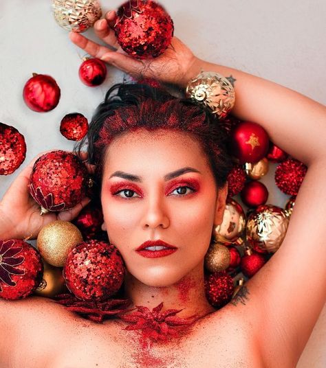 Model Christmas Photoshoot, Christmas Boudier Pics, Christmas Pinup Photoshoot, Christmas Beauty Photography, Christmas Photoshoot Woman, Christmas Bodouir Photos, Christmas Budiour Photos, Fun Christmas Photoshoot, Christmas Boudiour Ideas