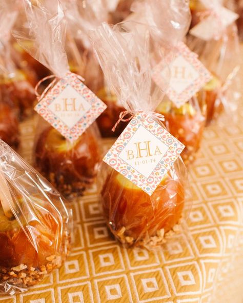 Candy Wedding Favor Ideas Candy Apples Wedding Favors, Apple Wedding Favors, Apple Wedding, Candy Wedding, Best Edibles, Wedding Favor Ideas, Types Of Candy, Gourmet Breakfast, Candy Wedding Favors