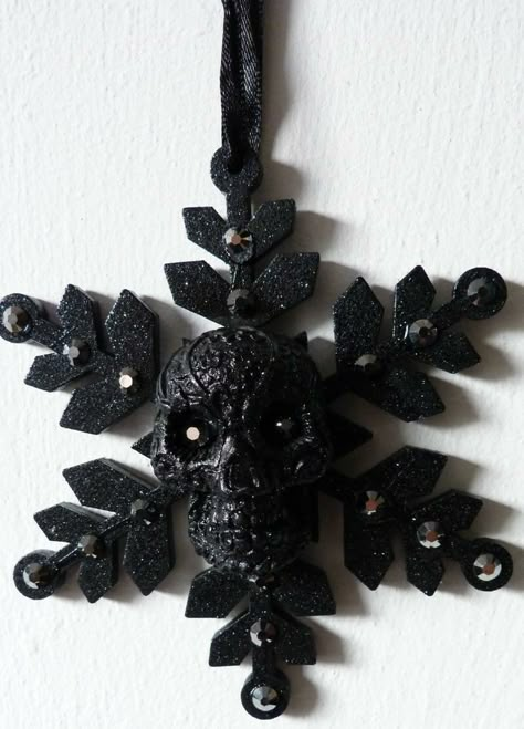 Navidad Dark, Edgy Christmas, Haunted Christmas, Weird Christmas, Merry Creepmas, Gothic Chandelier, Krampus Christmas, Model Party, Black Christmas Decorations