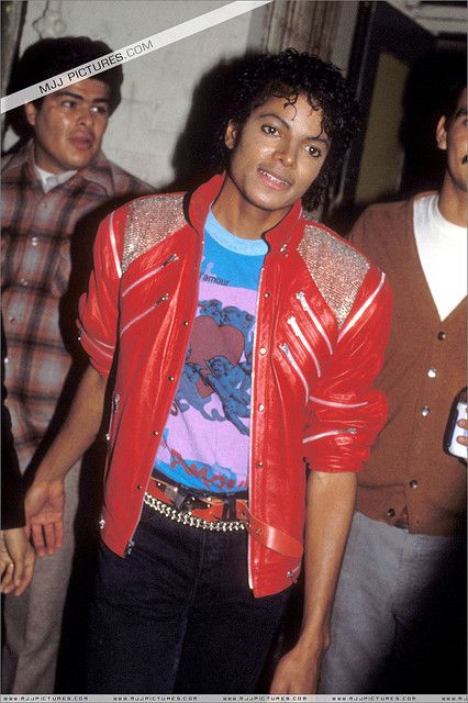 #MichaelJackson Michael Jackson Autograph, Michael Jackson 1983, Beat It Michael Jackson, Michael Jackson Outfits, Michael Jackson Gif, Michael Jackson Thriller, Joseph Jackson, Michael Jackson Pics, King Of Pop