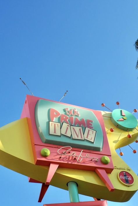 Calling All Cool Cats: 8 Reasons You Need to Dine at Disney's 50's Prime Time Café Googie Aesthetic, Cool Signs, Retro Signs, Retro Diner, Retro Sign, Vintage Memory, Old Signs, Prime Time, Retro Decor