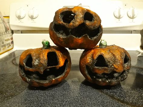 My first DIY Rotten pumpkins Rotten Pumpkin, Pumpkin Drawing, Halloween Facts, Easy Halloween Decorations, Scary Pumpkin, Birthday Halloween Party, Pumpkin Art, Diy Pumpkin, Pumpkin Faces