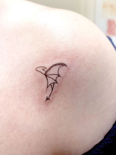 Minimalist Chinese Dragon Tattoo, Friendly Dragon Tattoo, Single Line Dragon Tattoo, Tiny Dragon Tattoos, Fourth Wing Dragon Tattoo, Elegant Tattoos For Women Classy Simple Beautiful, Dragon Outline Tattoo, Dragon Scale Tattoo, Dragon Tattoo Game Of Thrones