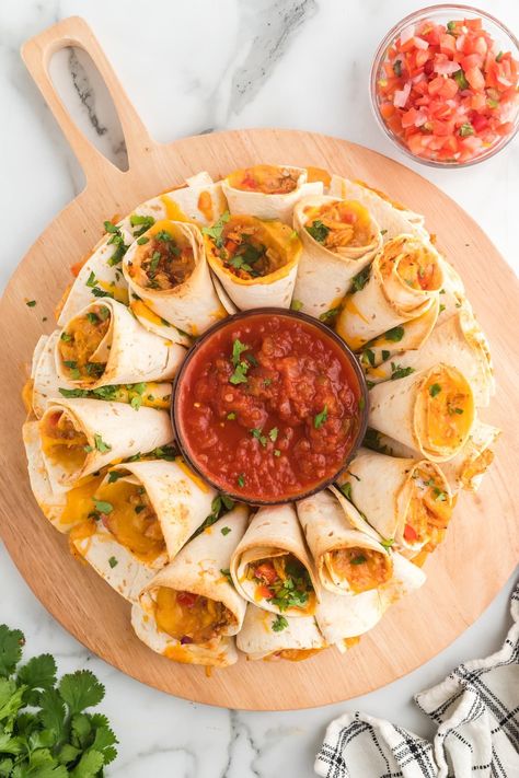 This Blooming Quesadilla Ring features chicken quesadillas rolled into cones and layered with shredded cheese for a super cheesy, easy party appetizer that's guaranteed to impress. Serve with salsa or your favorite dipping sauce. Blooming Quesadilla Ring, Blooming Quesadilla, Quesadilla Ring, Party Appetizer Ideas, Best Party Appetizers, Chicken Wontons, Popper Dip, Hot Cheese, Appetizer Ideas