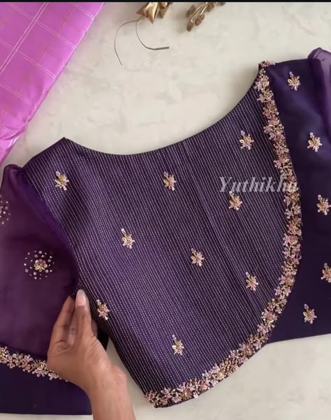 Blauj Dizain Hand Work, Saree Pallu Embroidery Design, Silk Saree Embroidery Design, Onion Colour Saree With Contrast Blouse, Pattern Blouses For Sarees Latest, Work Blouses Maggam Latest, Latest Pattu Blouse Designs, Purple Blouse Designs For Saree, Simple Maggam Work Blouses Latest