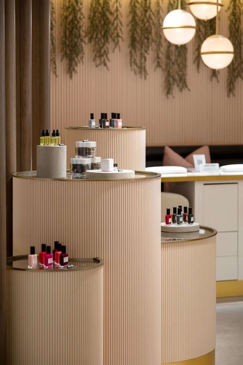 Townhouse Nail Salon, Nail Salon Display, Beauty Product Display Ideas, Luxury Product Display, Display Design Exhibition Products, Luxury Salon Design, Salon Product Display Ideas, Beauty Store Design, Product Display Retail