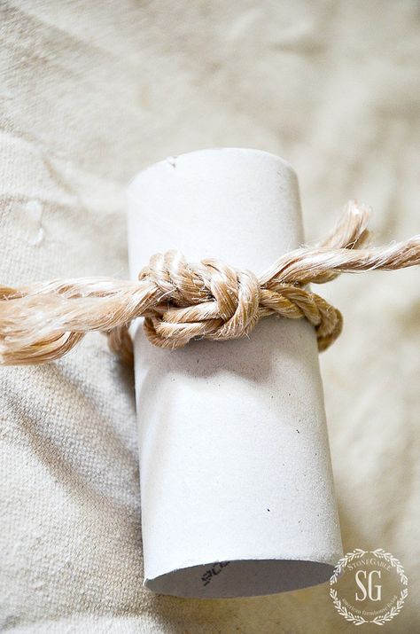 10 MINUTE ROPE KNOT NAPKIN RINGS Rope Napkin Rings Diy, Rope Napkin Rings, Turkey Table, Napkin Rings Diy, Rope Knots, Mark Twain, 10 Minute, Linen Napkins, Napkin Rings