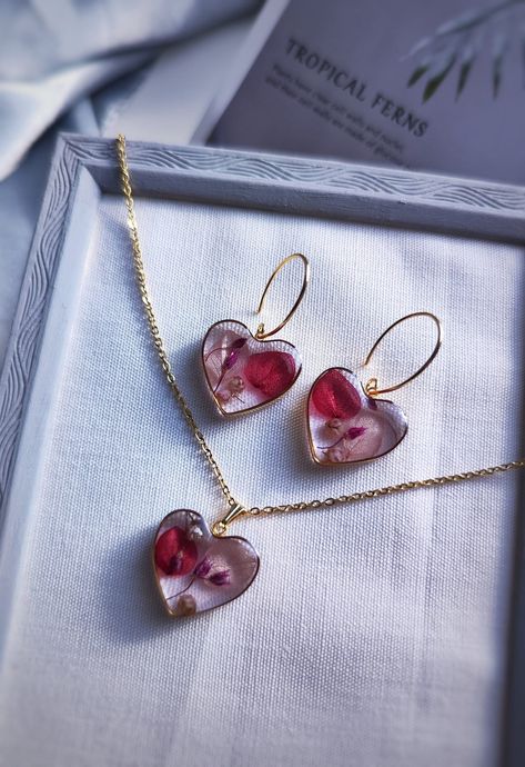 Resin Art Heart Shape, Dried Flowers In Resin, Uv Resin Jewelry, Diy Resin Gifts, Diy Resin Earrings, Resin Hearts, Dried Flower Earrings, Arrival Poster, Flowers In Resin