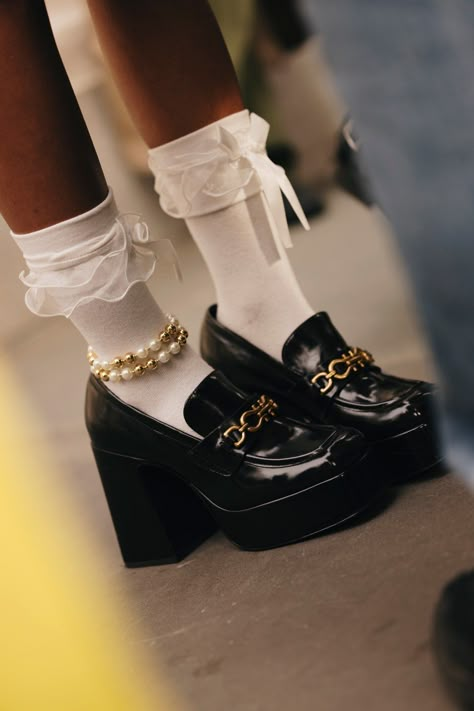 2024 Fall Shoe Trends, Aus Fashion, Nyfw 2024, Blouse Outfit Ideas, Silk Blouse Outfit, Ny Street Style, 2024 Street Style, Street Style Fall, Fashion Week Trends