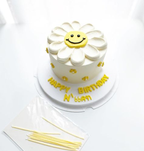 Edible art of patisserie on Instagram: “1 pound buttercream cake” Flower Buttercream, Small Birthday Cakes, Petal Cake, Daisy Cakes, Buttercream Flower Cake, Egg Cake, Wilton Cakes, Buttercream Flowers, 1st Birthday Cake