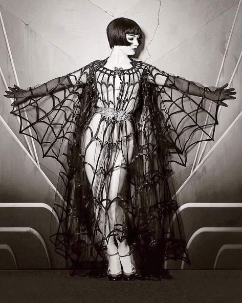 Spiderweb Fashion, Spider Outfit, Spiderweb Dress, Art Deco Background, 1920s Halloween, Drag Queen Outfits, Spider Costume, Bat Costume, Burlesque Costumes