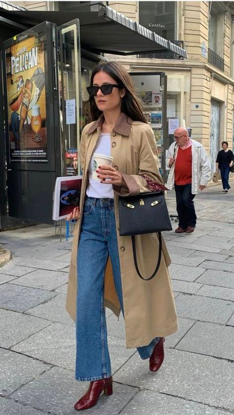 Want to know how what to wear with jeans? I've found 6 outfit formulas that French women always go back to. French Style Clothing, What To Wear In Paris, Vintage Wash Jeans, Dresses By Style, Jeans Outfit Fall, Jeans Outfit Winter, Burgundy Boots, Trench Coat Outfit, French Girl Style