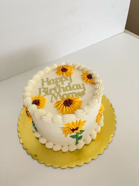 Sunflower Cake Birthday, Cakes For Moms, Sunflower Cake Ideas, Sunflower Cake Design, 65th Birthday Party Ideas, Sunflower Birthday Cakes, Flower Cake Design, Sunflower Cupcakes, Sunflower Cake