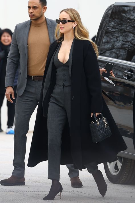 Jennifer Lawrence Wore Skinny Pants to Paris Fashion Week | Who What Wear Jennifer Lawrence Style, Style Transformation, Look Formal, Classic Handbags, Midi Skirts, Jennifer Lawrence, Parisian Style, Her Style, Paris Fashion