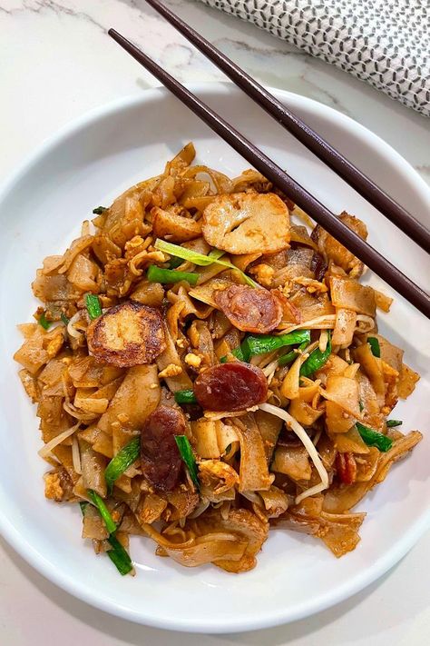 This easy and flavorful stir-fried noodles are a weekly staple! Also known as Indonesian kuey teow goreng and Malaysian Char kway teow! Kuey Teow Goreng, Rice Noodles Recipe, Char Kway Teow, Rice Noodle Recipes, Rice Noodles Stir Fry, Easy Meals For Two, Easy Dinner Recipes Crockpot, Noodle Dish, Noodles Recipe