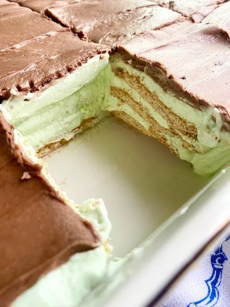 This quick & easy Pistachio Éclair Dessert is a hit will all parties!Simple layers of graham crackers, pudding, whipped topping and frosting make a fun layered treat. Cold "fridge desserts" as I like to call them are fun for the warm weather months as they are easy to make and stay fresh for a few days. If they'll last that long. This layered éclair dessert is no exception! Versions of this recipe have been around for years, but I shook things up a bit and used pistachio pudding inst… Pistachio Eclair, Eclair Dessert, Pistachio Dessert Pudding, Whipped Chocolate Frosting, Eclairs Dessert, Simple Layers, Peanut Butter Oat Bars, Pistachio Pudding, Beer Cake