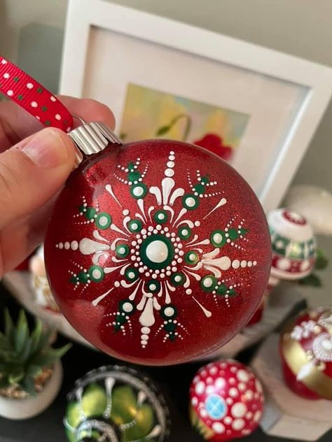 Christmas Bulbs Ornaments Diy Paint, Mandala Dot Painting Christmas Ornaments, Mandala Christmas Ornaments Diy, Dot Painted Ornaments, Dotted Christmas Ornaments, Dot Mandala Christmas Ornaments, Dot Art Christmas Ornaments, Dot Painted Christmas Ornaments, Dot Art Ornaments