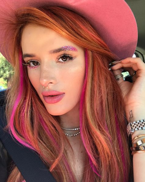 449.6k Likes, 2,635 Comments - BELLA (@bellathorne) on Instagram: “Fresh faced with a bit of glitter 🌈☺️” Pink Highlights In Copper Hair, Red Hair With Pink Highlights, Bella Thorne Hair, Looks Kylie Jenner, Lavender Hair, Salon Ideas, Short Hair Color, Bella Thorne, Hair Color Blue