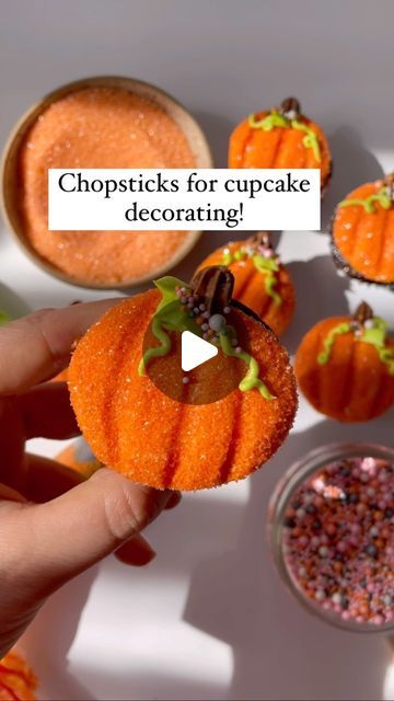 Alex LaRosa on Instagram: "Sparkling Pumpkins ✨

✨I never thought I’d use a chopstick while decorating cupcakes but here we are!

✨after covering your cupcake in sparkling sugar use a chopstick to gently press the pumpkin lines into it

✨try to press the other ones in a curve to show the dimension of the pumpkin 

✨the star is the show here is really the sparkling sanding sugar from @riverroadsprinkleco 

Supplies @nycake
Piping tips @wiltoncakes 
Colors @colour.mill 
Design inspiration @patentlysweet 

.
.
.
.
.
#alexlarosabakery #pumpkincupcakes #sandingsugar #halloweencupcakes #cupcakedecorating #orangecupcakes #glittercupcakes" Cupcake Decorating Hacks, Decorating Cupcakes, Sanding Sugar, Orange Cupcakes, Autumn Food, Glitter Cupcakes, Pumpkin Birthday, Halloween Baking, Incredible Edibles