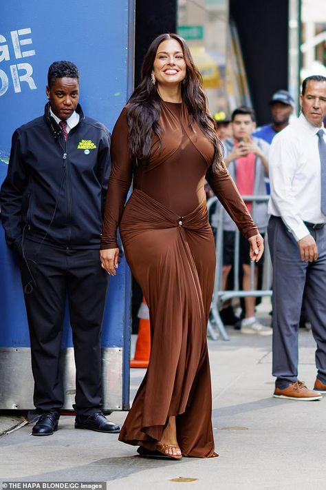 Ashley Graham looked gorgeous as she emerged from Times Square Studios in Midtown Manhatta... Plus Size Dress Long Sleeve, Ashley Graham Red Carpet, Ilona Maher, Split Dress Thigh, Rihanna Love, New Children's Books, Sleeve Gown, Midtown Manhattan, Long Sleeve Gown