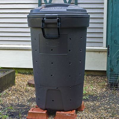 Take a simple garbage pail (plastic or metal), add some holes for aeration, and start composting! Round pails can be tipped on their sides to tumble every so often (be sure to use a locking lid!), where more squared up containers can be rocked or even tipped over to help mix the materials inside. Trash Can Compost Bin, Homemade Compost Bin, Small Compost Bin, Compost Bin Diy, P Allen Smith, Diy Compost, Yard Waste, Garden Compost, Composting