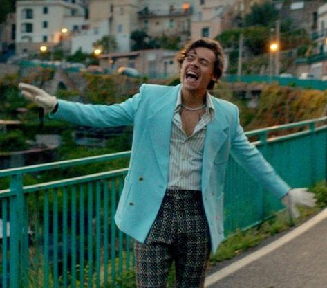 Harry Styles in the Golden music video !!! Harry Styles Golden Outfit, Golden Music, Golden Outfit, Harry Styles Golden, The Golden, Harry Styles, Blazer, Music, Blue