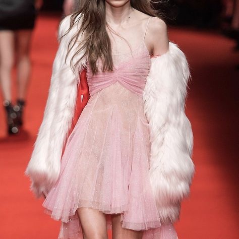 Pink Runway Outfits, White Fairy Outfit, Pink Dress Runway, Runaway Outfit, Runway Outfits, Looks Street Style, Looks Chic, Stage Outfits, Looks Vintage